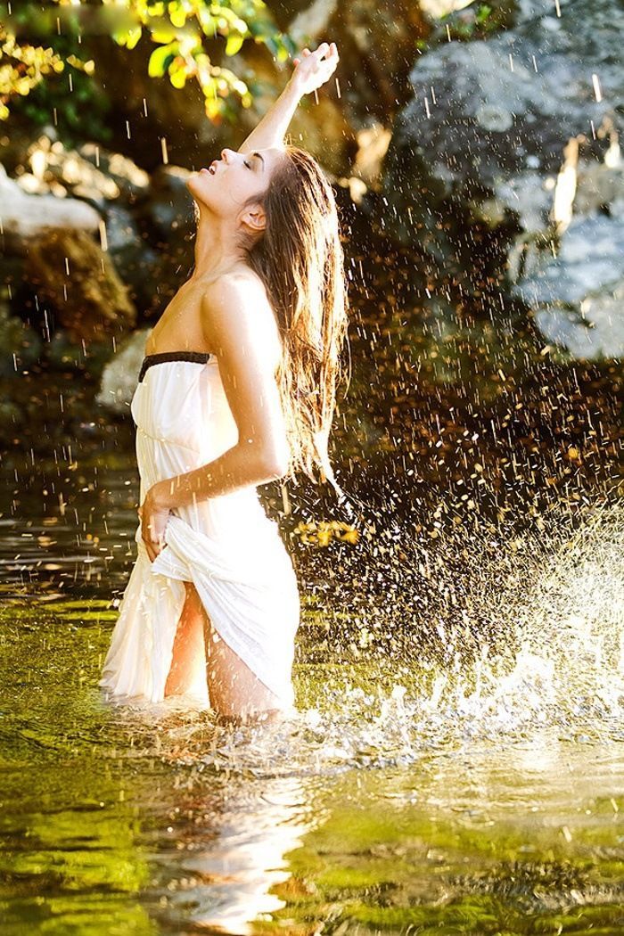 Marie Avgeropoulos in Juian