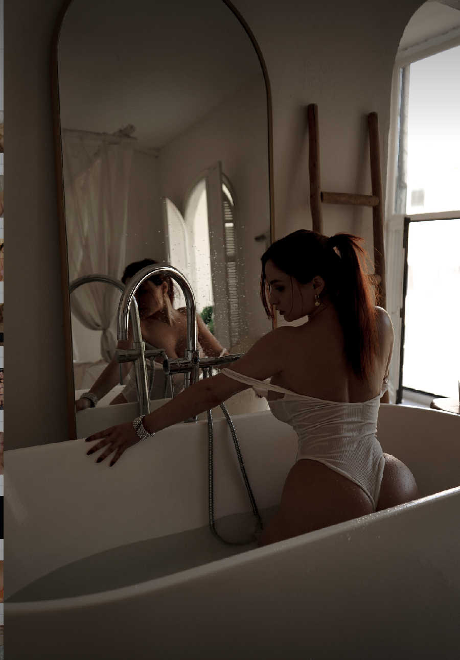 A playful frame from Miranda Faith nude — online in Juian