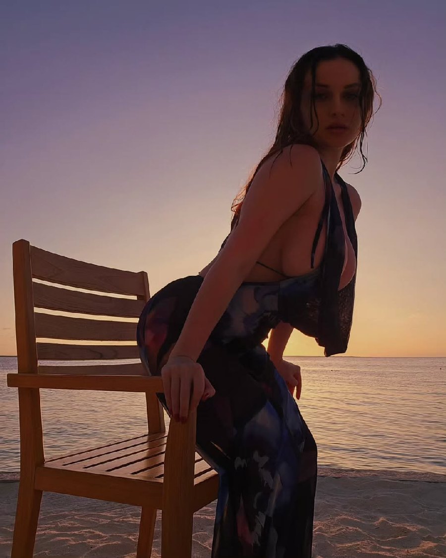 Sexy girl Miranda Faith nude in Juian