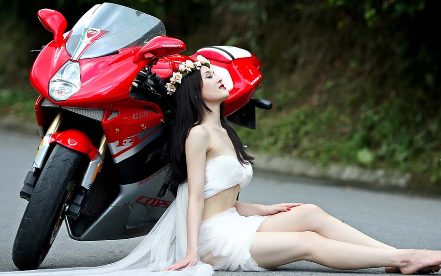 Beautiful girls and motorcycles in Juian