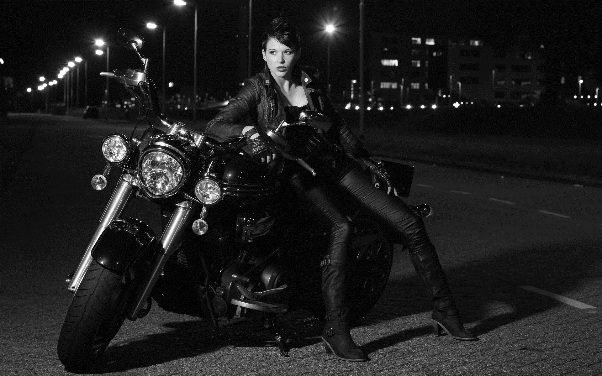 Photo Beautiful girls and motorcycles in Juian