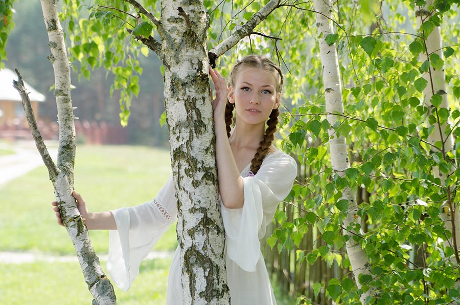 Women in Slavic costumes in Juian