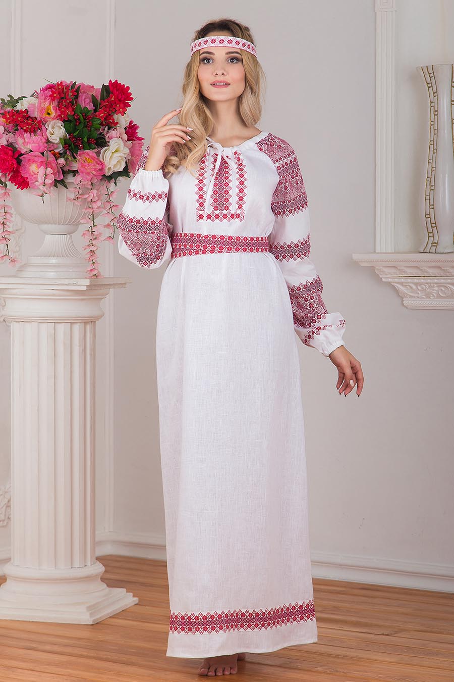 Women in Slavic costumes in Juian