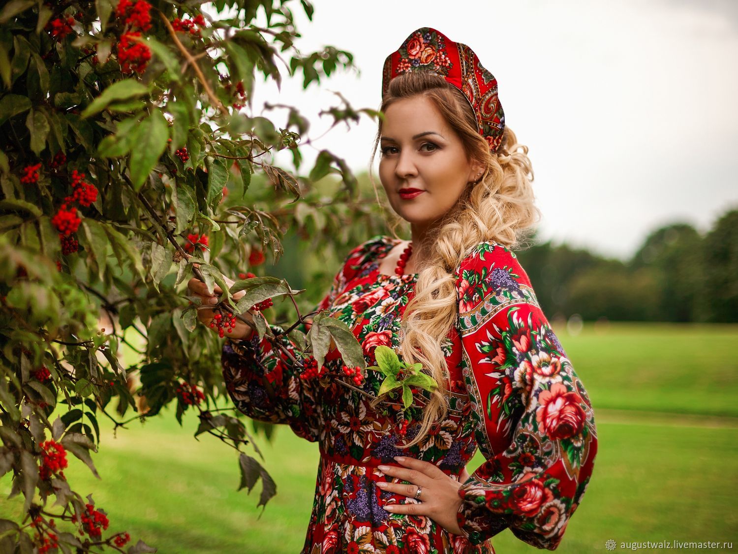 Women in Slavic costumes in Juian