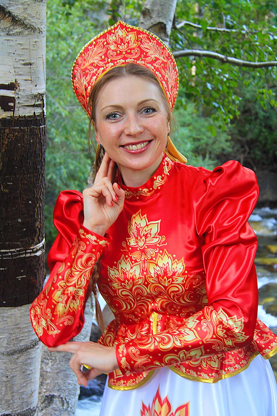 Women in Slavic costumes in Juian