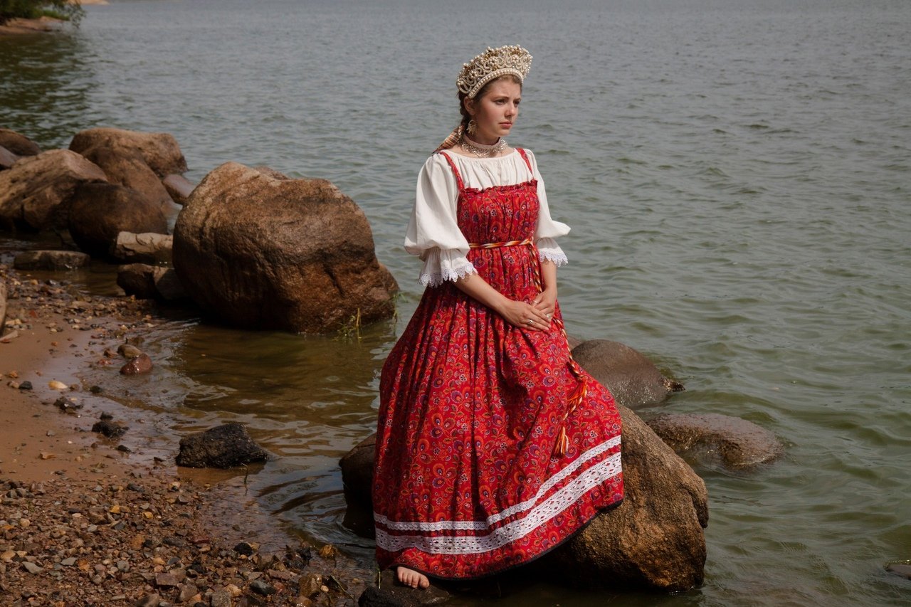Women in Slavic costumes in Juian