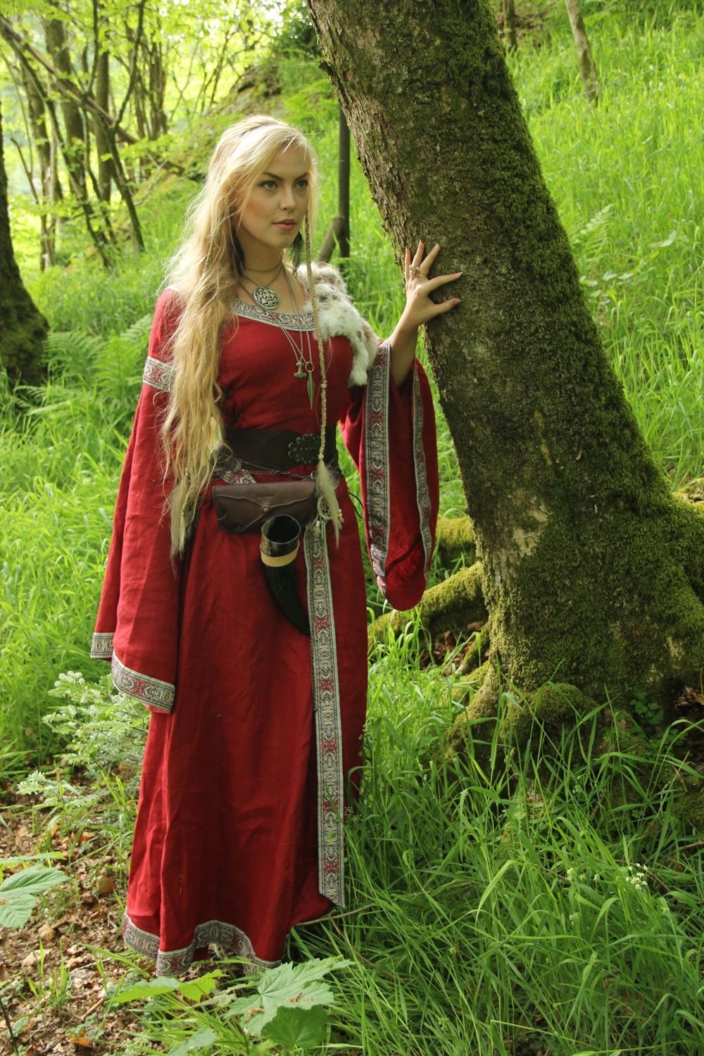 Women in Slavic costumes in Juian