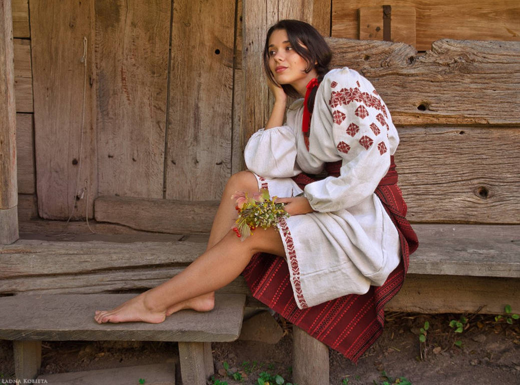 Women in Slavic costumes in Juian