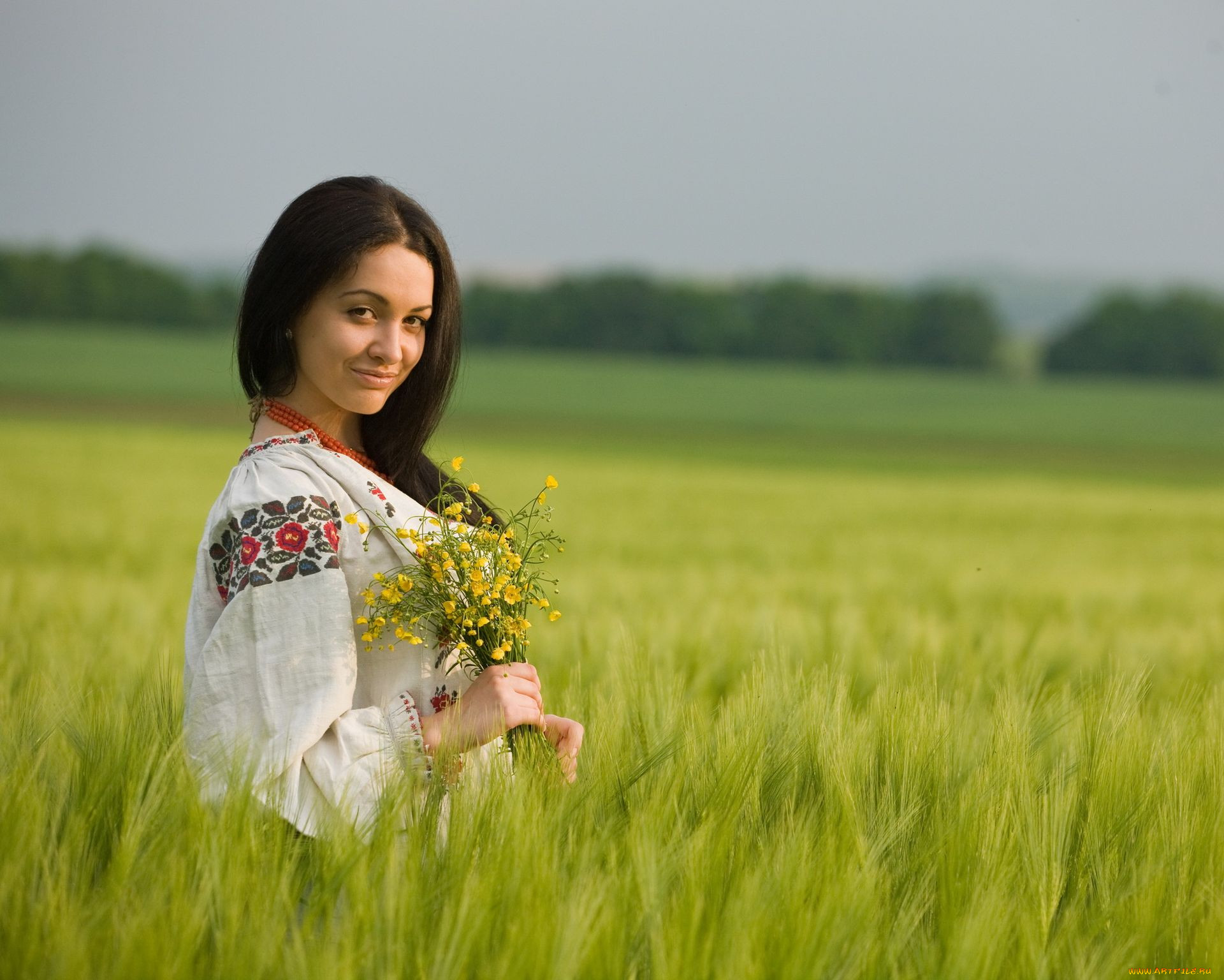 Women in Slavic costumes in Juian