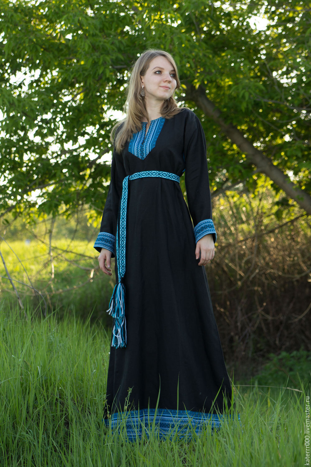 Women in Slavic costumes in Juian