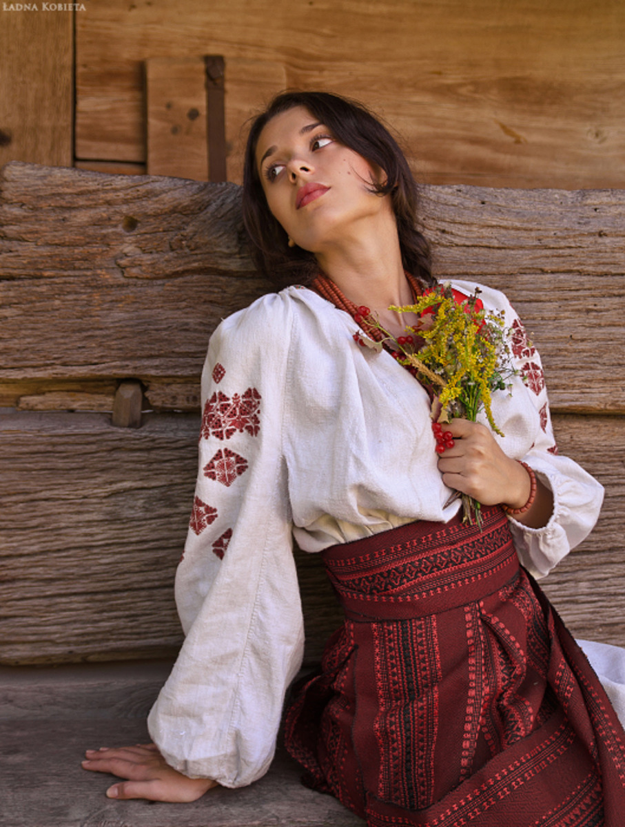Girls in Slavic costumes in Juian