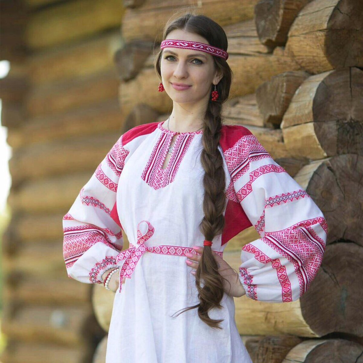 Girls in Slavic costumes in Juian