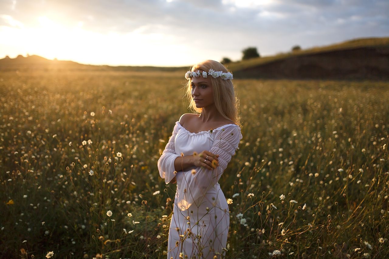 Girls in Slavic costumes in Juian