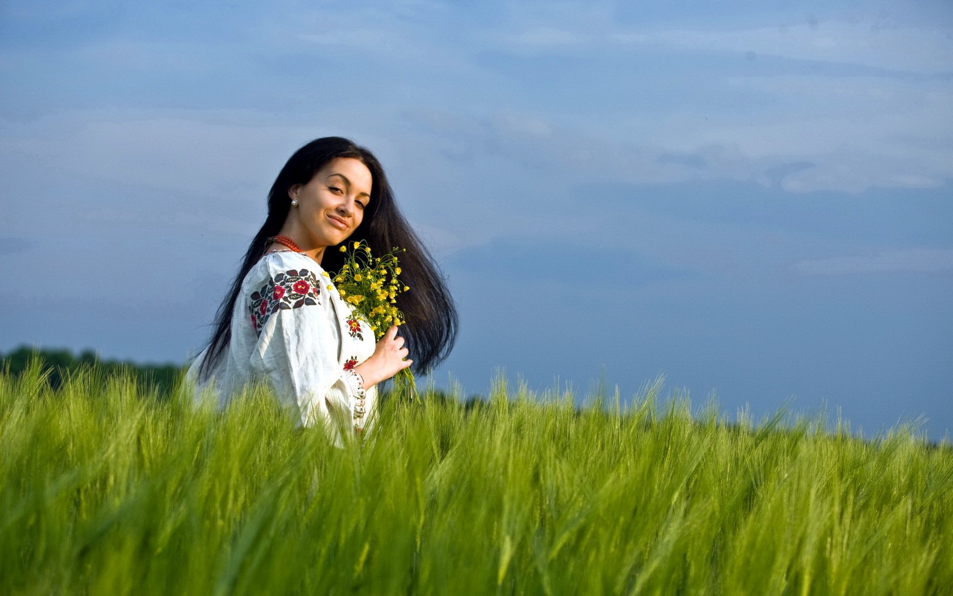Girls in Slavic costumes in Juian
