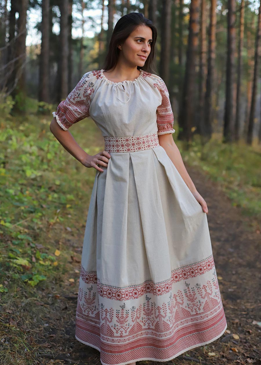 Girls in Slavic costumes in Juian