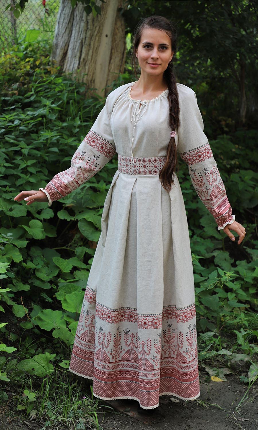 Girls in Slavic costumes in Juian
