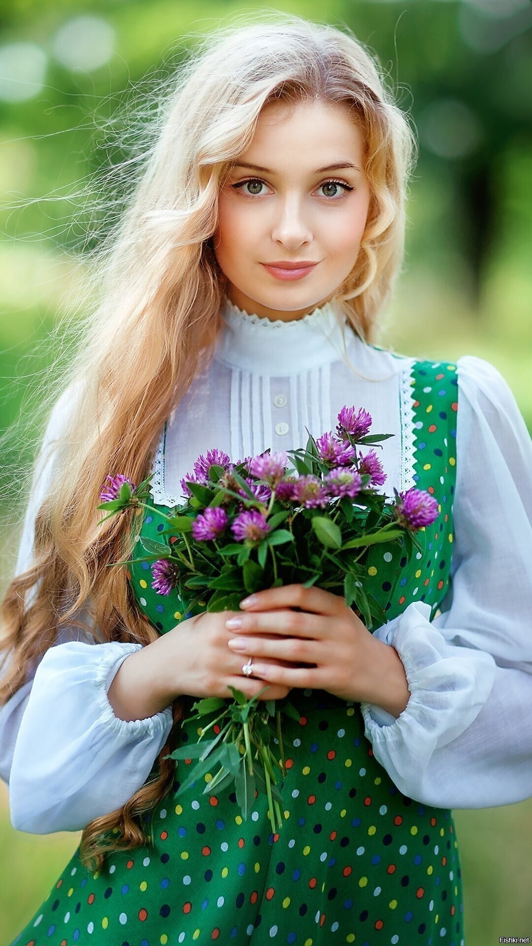 Girls in Slavic costumes in Juian