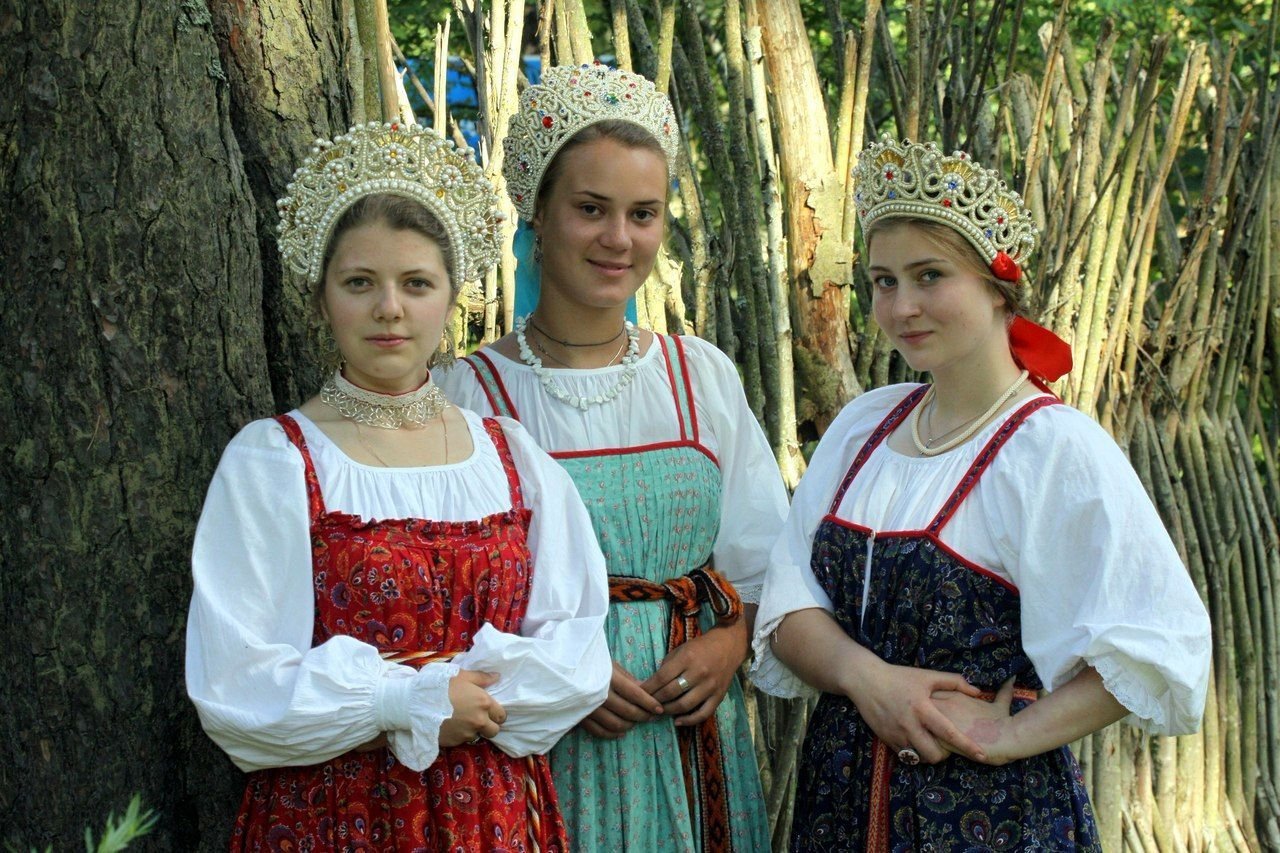 Sexy model Girls in Slavic costumes in Juian