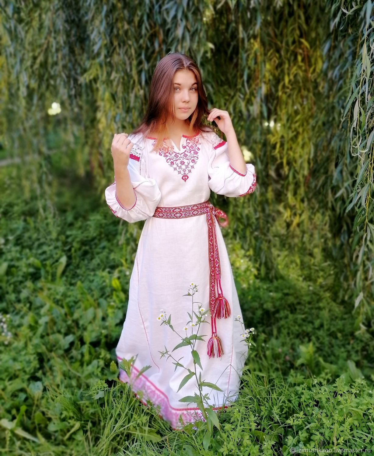 Girl Girls in Slavic costumes in Juian